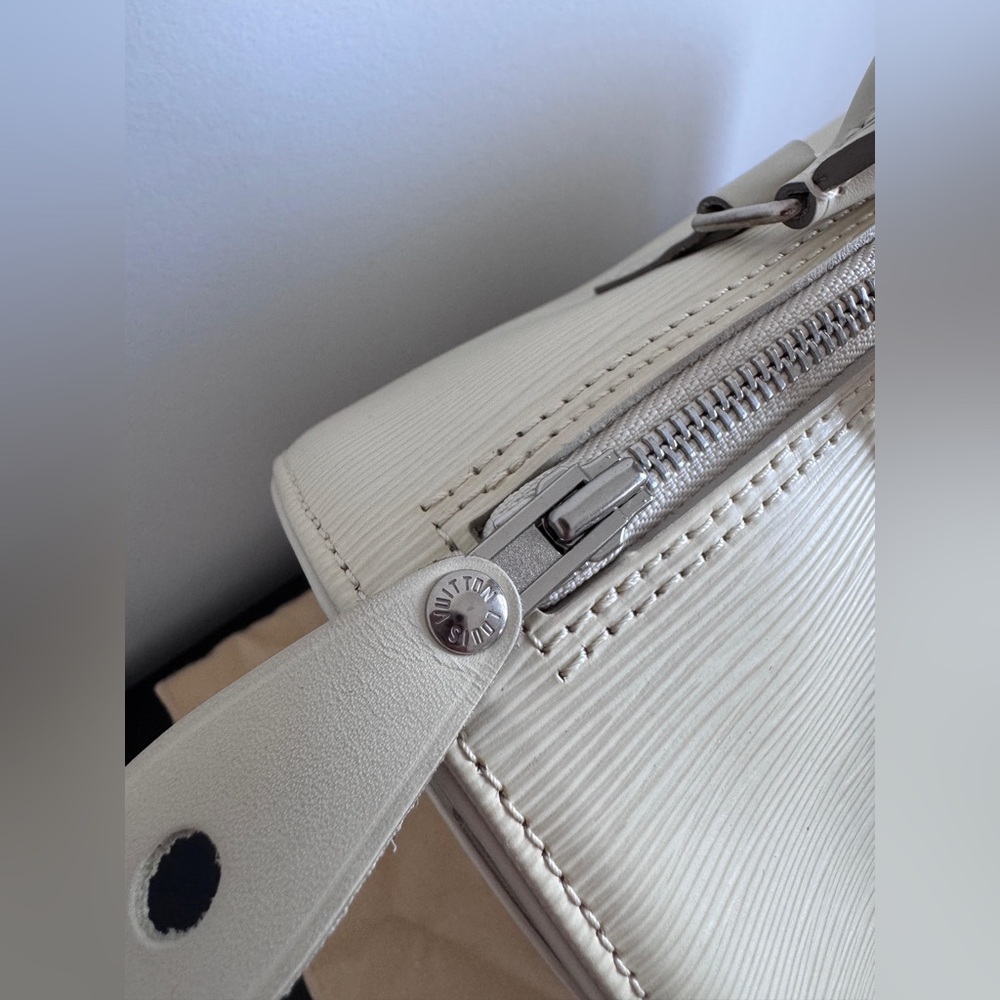Authentic Louis Vuitton Speedy 25 White Epi Leather - Picture 5 of 16